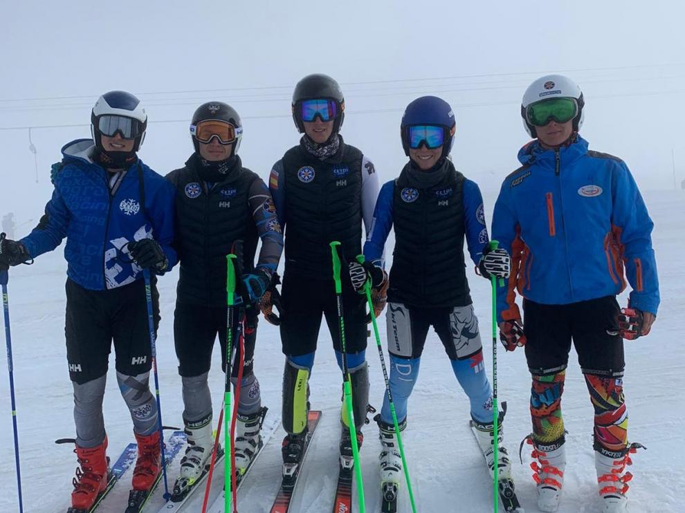 Varios deportistas del grupo de alpino del Cetdi Aragón, en Les Deux Alpes.