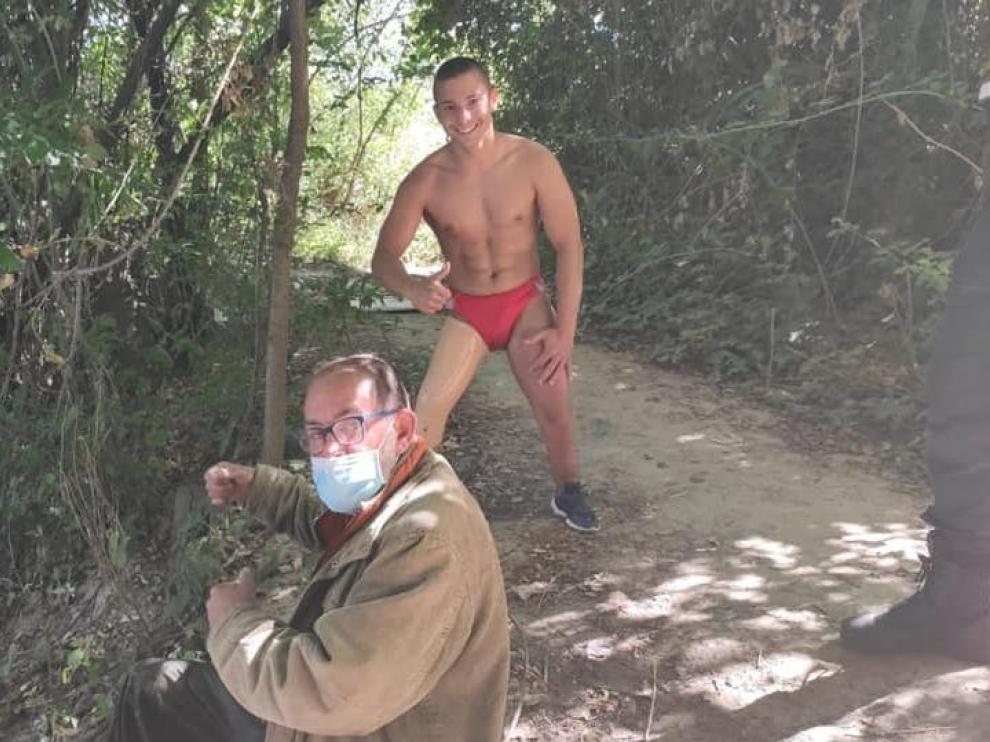Enrique Navas, al fondo, junto a Manuel, después del rescate
