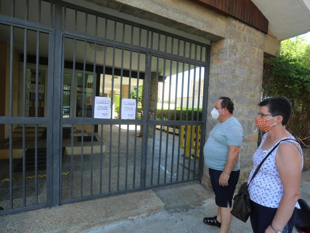 Los usuarios de la piscina Ruiseñor de Huesca se han encontrado este sábado con la instalación cerrada.