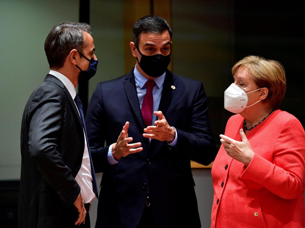 Pedro Sánchez (centro) conversa con la canciller Angela Merkel y el primer ministro griego Kyriakos Mitsotakis en Bruselas.