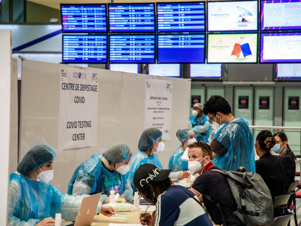Pruebas de covid a viajeros del aeropuerto París-Charles de Gaulle.