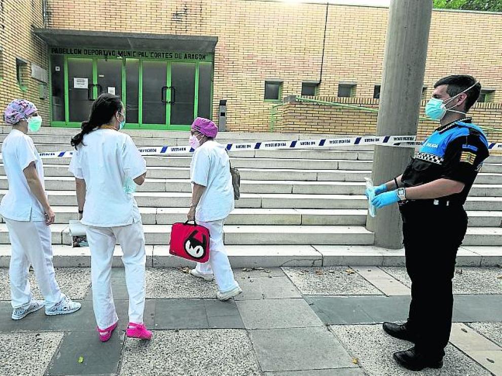 Foto de archivo de personal sanitario, a la entrada del pabellón para casos covid de Fraga.