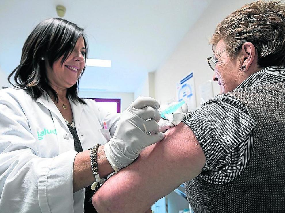 Foto de archivo de una vacunación contra la gripe en el centro de salud de Torrero