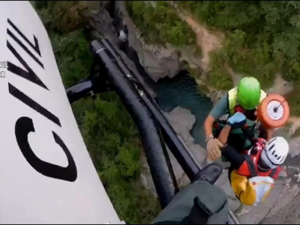 La Guardia Civil realizó un complicado rescate con helicóptero para evacuar a un barranquista de Barbastro lesionado en el Miraval.