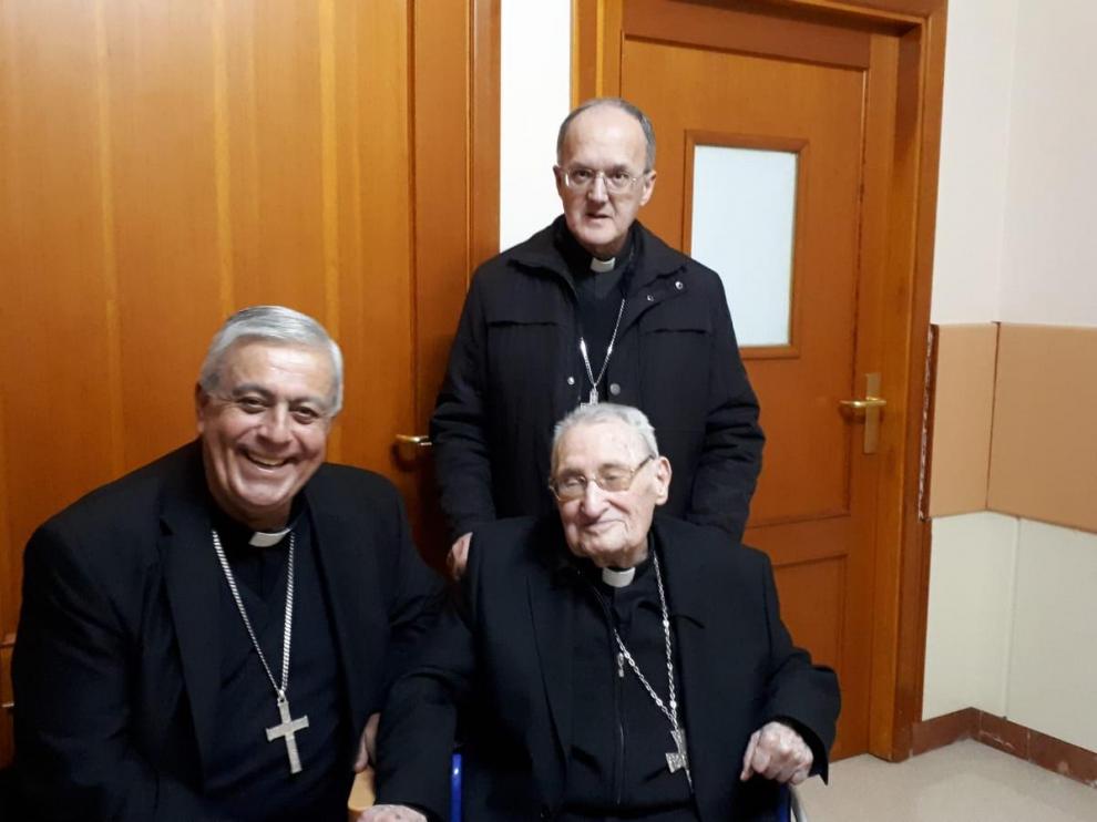 Damián Iguacén recibió a mediados de julio la visita de los obispos de Tenerife (izda) y Huesca.