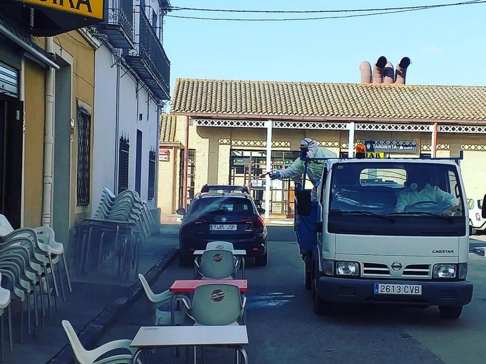 Las brigadas municipales de Tardienta desinfectan diariamente las vías públicas, contenedores, piscinas, parques...