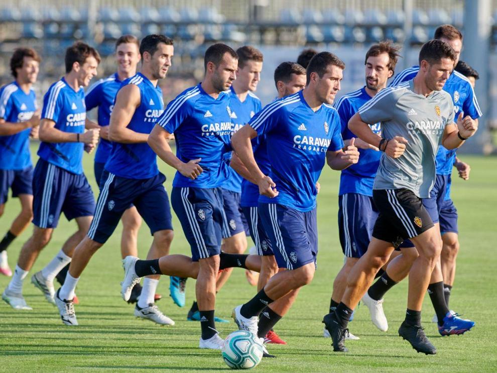 Los jugadores del Real Zaragoza, en el entrenamiento de ayer lunes por la tarde.