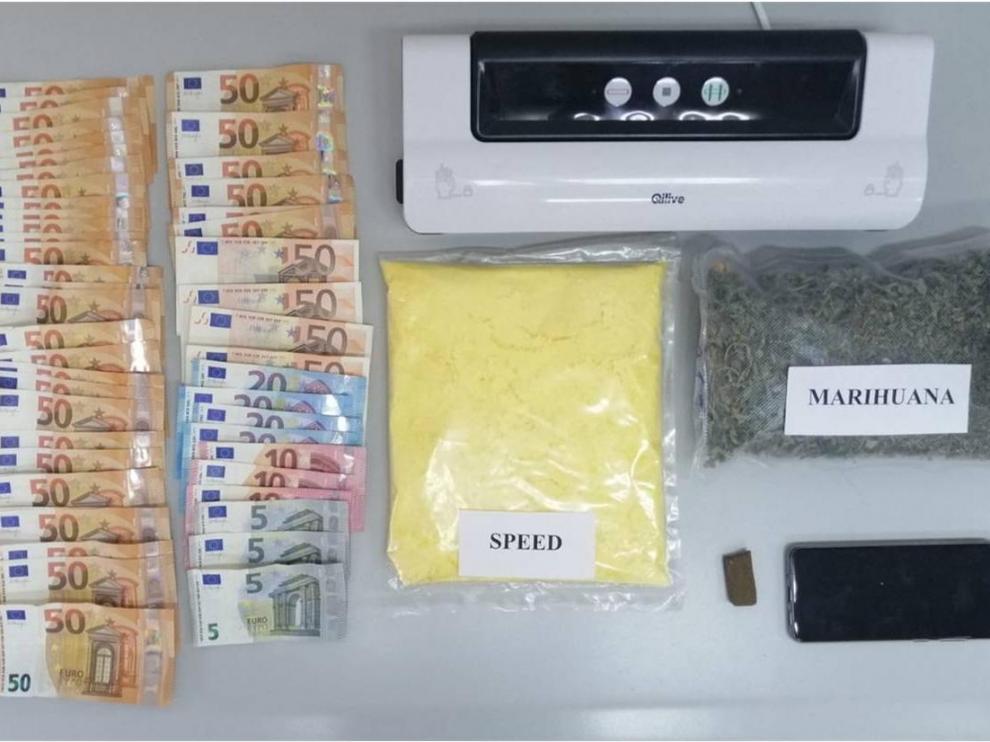 Drogas y objetos intervenidos en el domicilio del detenido.