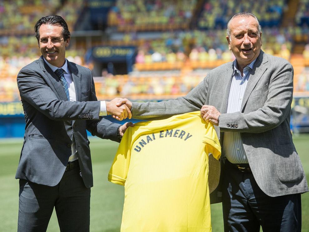Unai Emery, junto al presidente del Villarreal, Fernando Roig, durante su presentación este lunes como nuevo entrenador.