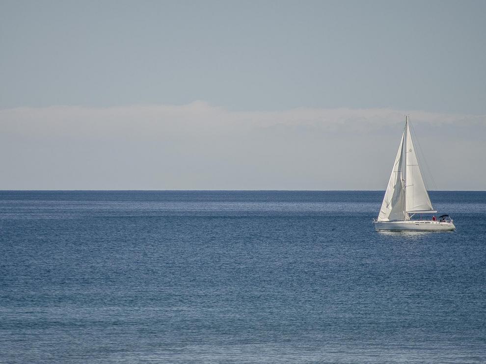 Imagen de un velero en el mar.