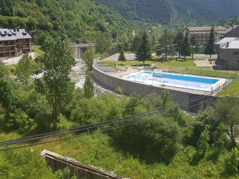 Imagen del nuevo muro construido en el tramo del Cinca a su paso por Bielsa.