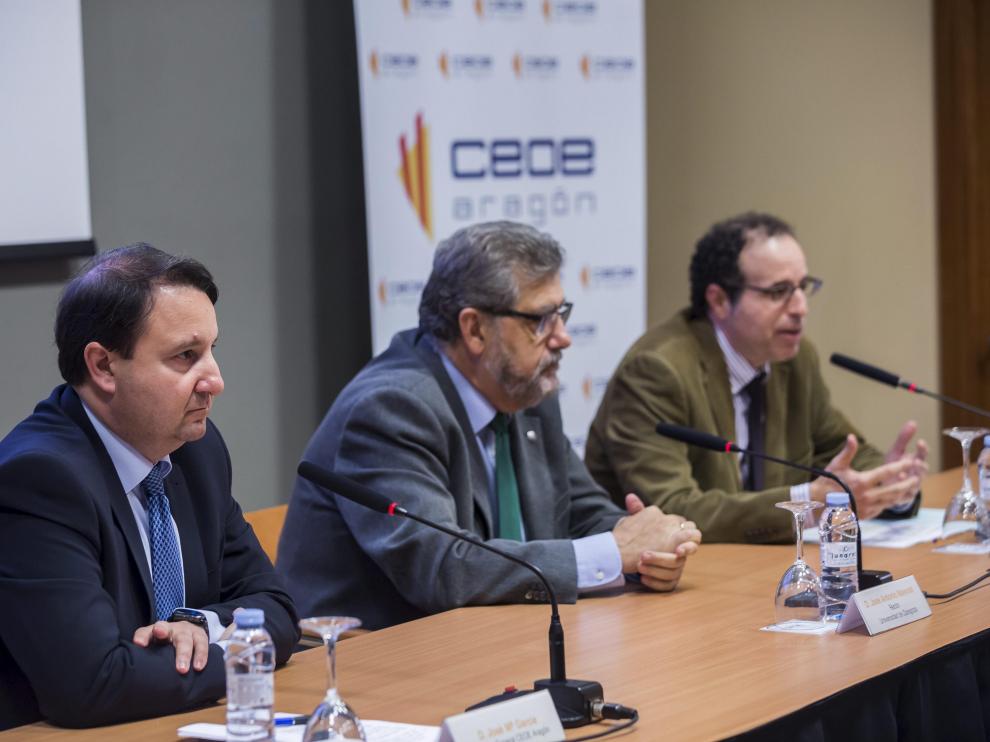 Imagen de archivo de José María Garcia, director general de CEOE Aragón, en unas jornadas junto al rector de la Universidad de Zaragoza.