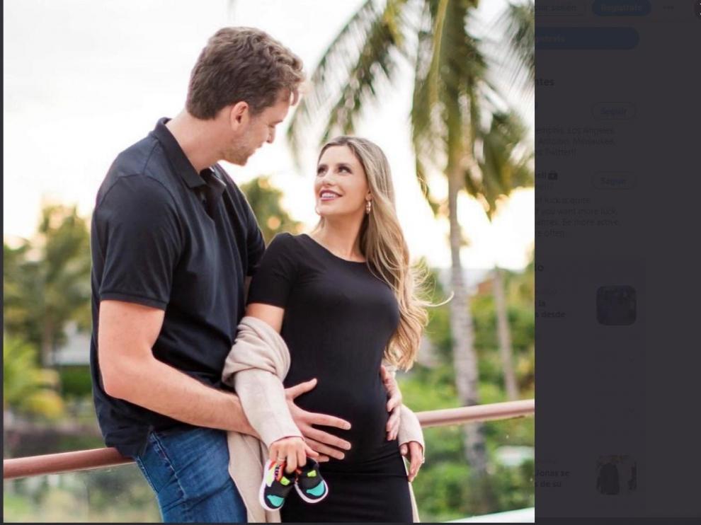 Pau Gasol ha anunciado que van a ser padres en Twitter con esta fotografía junto a su mujer.