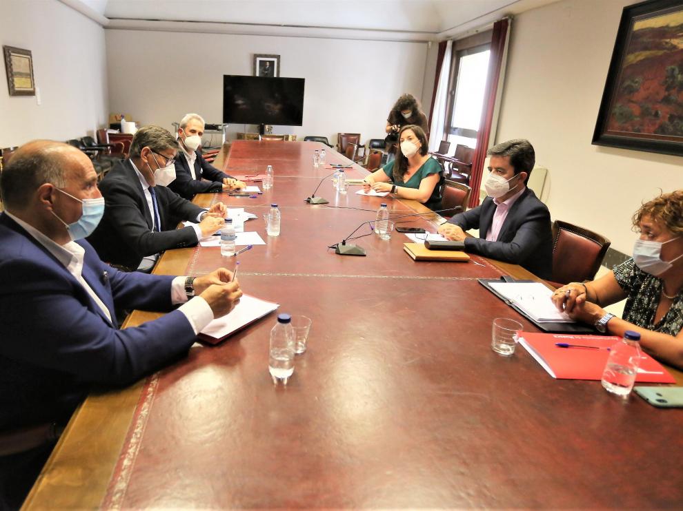 Reunión a tres bandas celebrada este martes entre el Ayuntamiento, la reunión que han mantenido esta mañana el alcalde de Huesca, el Gobierno de Aragón y CEOS-Cepyme.