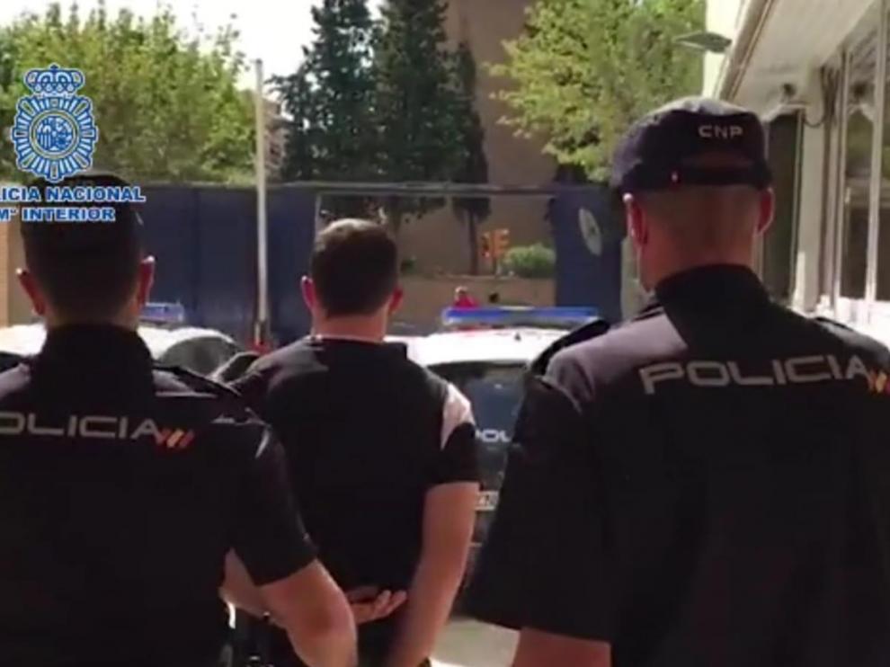Agentes de la Policía Nacional llevan esposado al detenido.