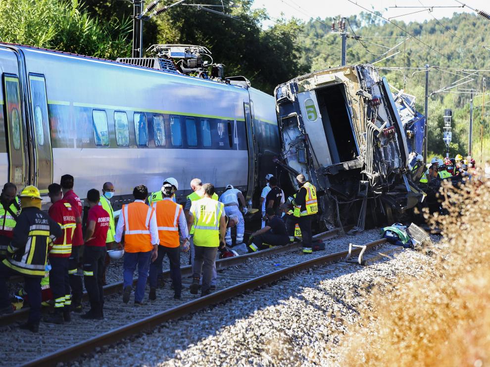 Soure (Portugal), 31/07/2020.- Rescue services at a site of a train crash in Soure, Coimbra, center of Portugal, 31 July 2020. According to reports 72 vehicles with 181 operational and and two planes are being mobilized for the crash site after a train derailed after a collision with maintenance machine leaving at least one person dead and about 50 other passengers injured. EFE/EPA/PAULO CUNHA Train crash in Soure