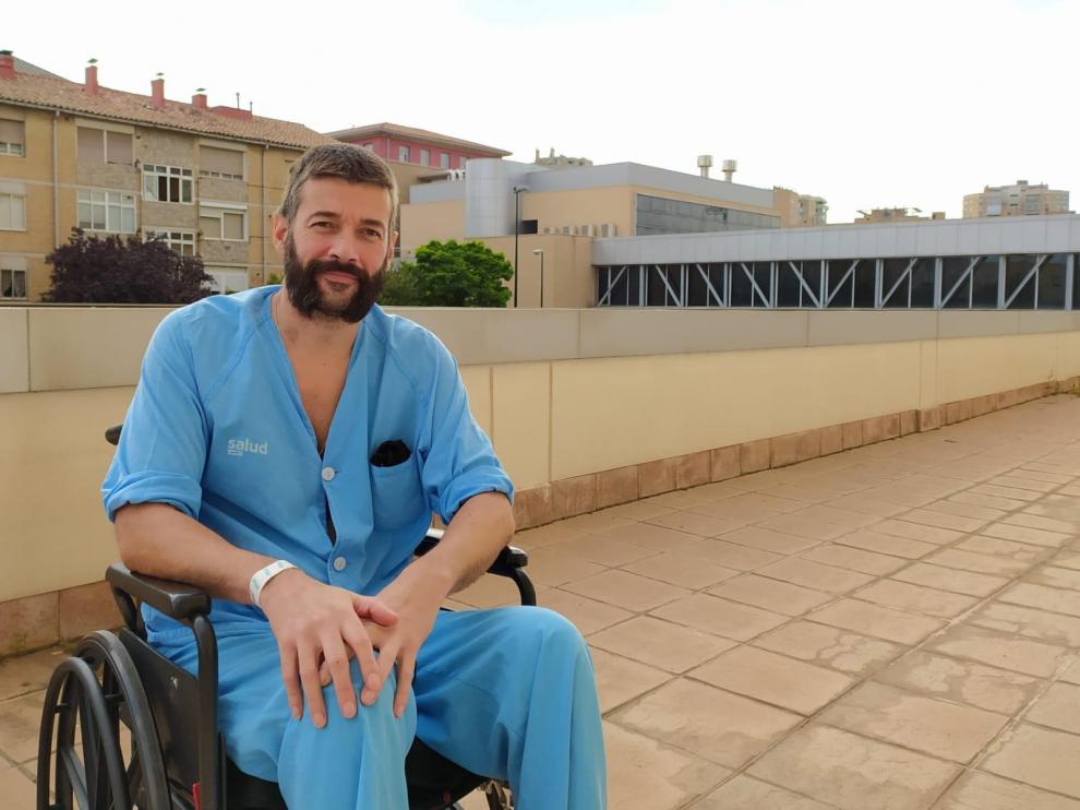 Óscar Hornero, en la terraza de Traumatología del Hospital Miguel Servet de Zaragoza.