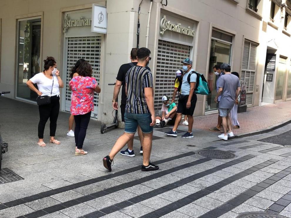El presunto ladrón, en el suelo, rodeado de sus perseguidores.