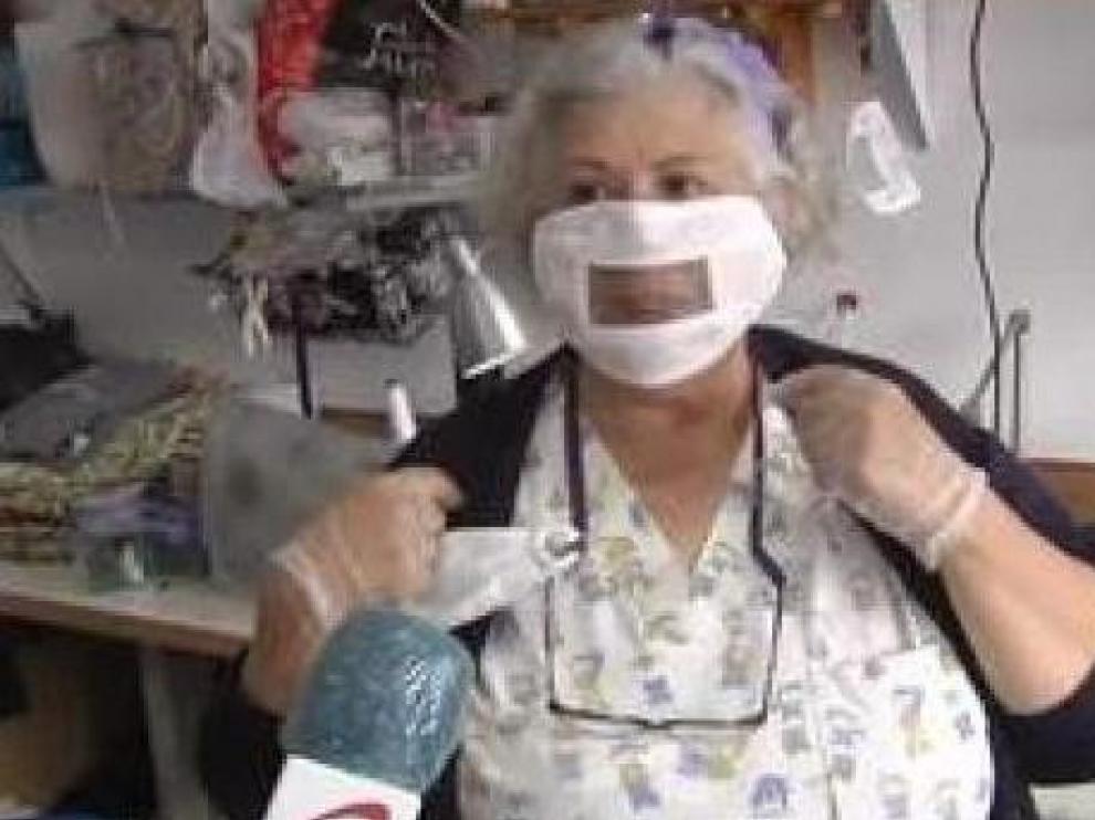 Mascarilla con plástico transparente a la altura de la boca