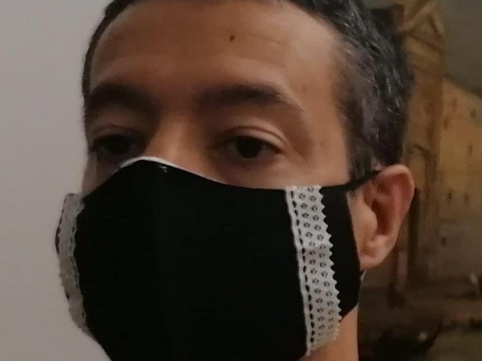 Bermejo, luciendo una de sus mascarillas.
