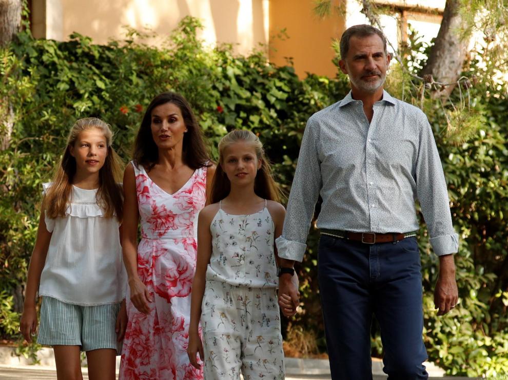 Los Reyes junto a sus hijas, la princesa Leonor y la infanta Sofía, en los jardines del palacio de Marivent en agosto de 2019.