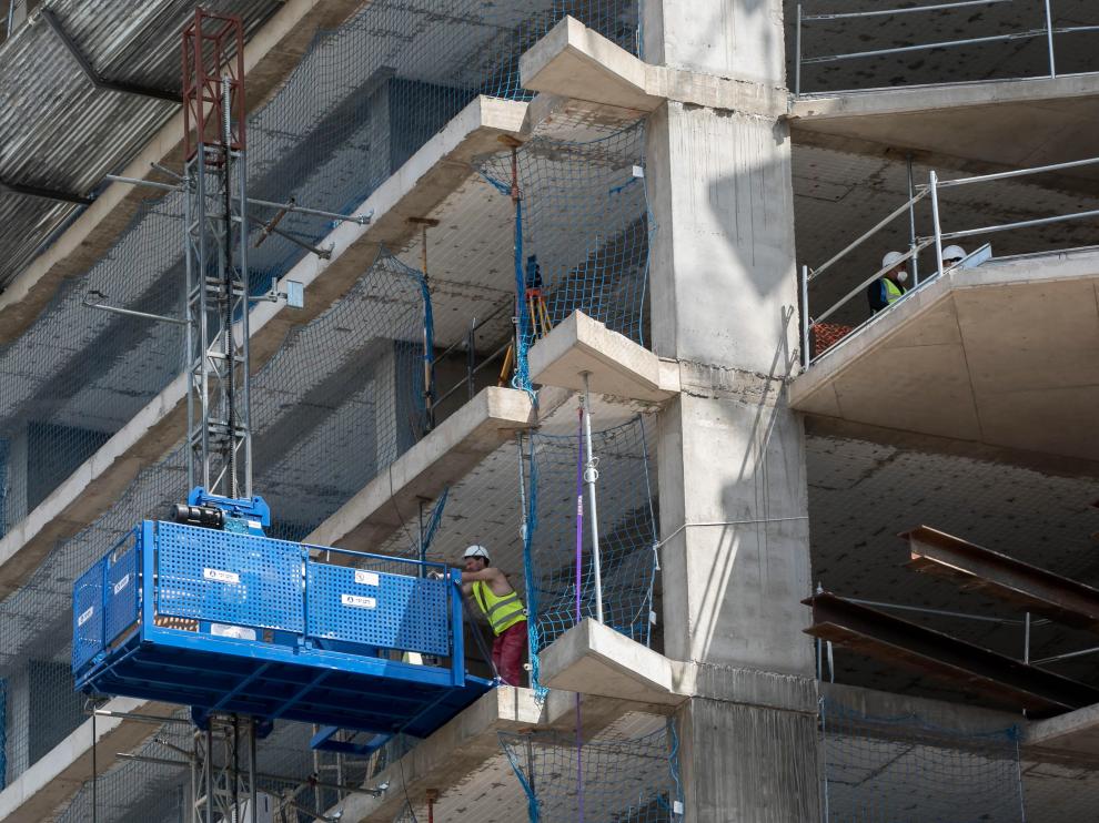 Trabajadores en una de las obras en marcha en la avenida de Navarra de Zaragoza.