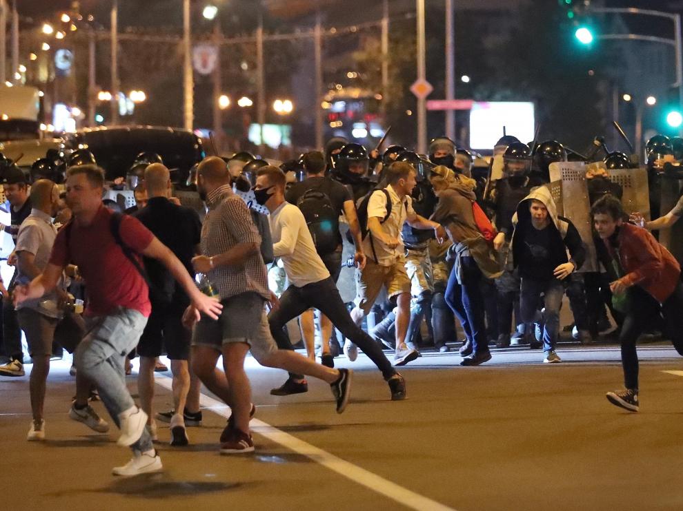 La Policía trata de dispersar a los manifestantes contra el resultado electoral, en Misk, Bielorrusia.