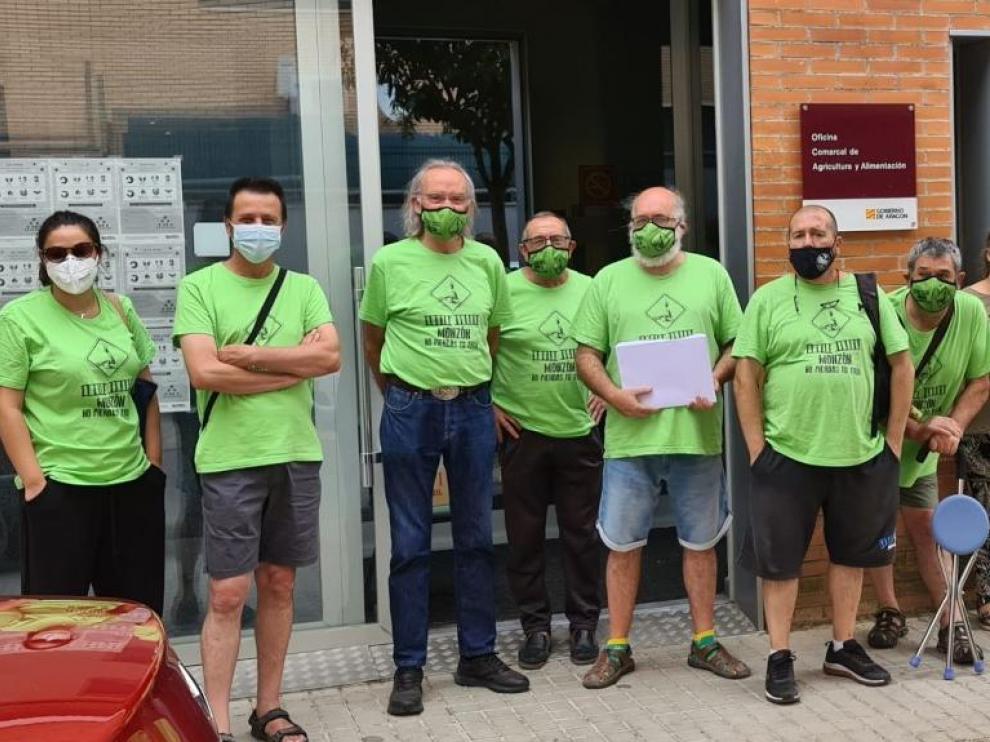 Los miembros de Cambiar Monzón han entregado las firmas en las dependencias de la Oficina Comarcal Agraria (OCA) de la capital mediocinqueña.
