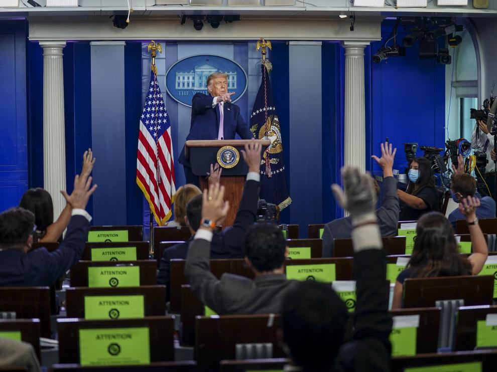 Trump atiende a los periodistas en la sala de prensa de la Casa Blanca.