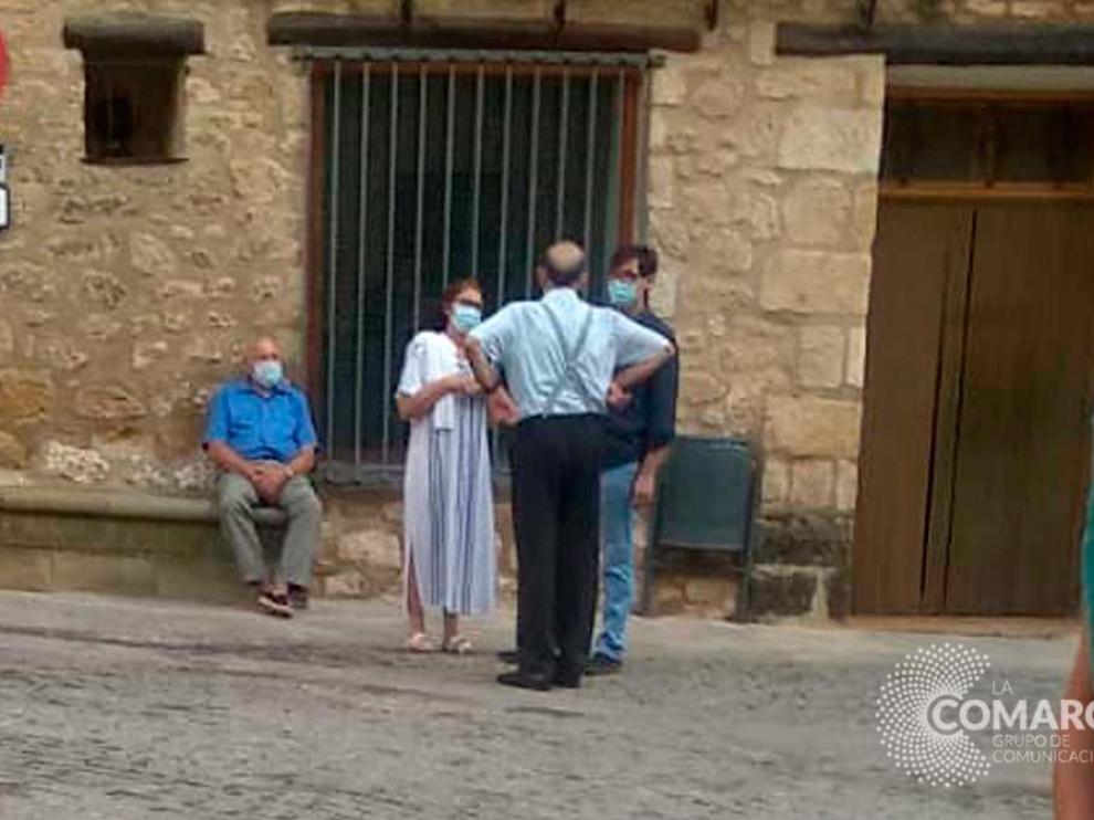 Varios vecinos fotografiaron al ministro en su visita a Cretas.