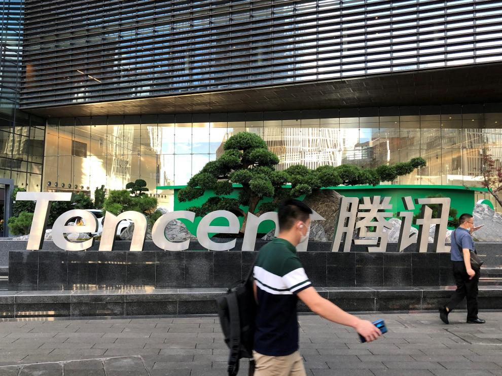 Dos personas caminan por una calle de la ciudad china de Shenzhen.