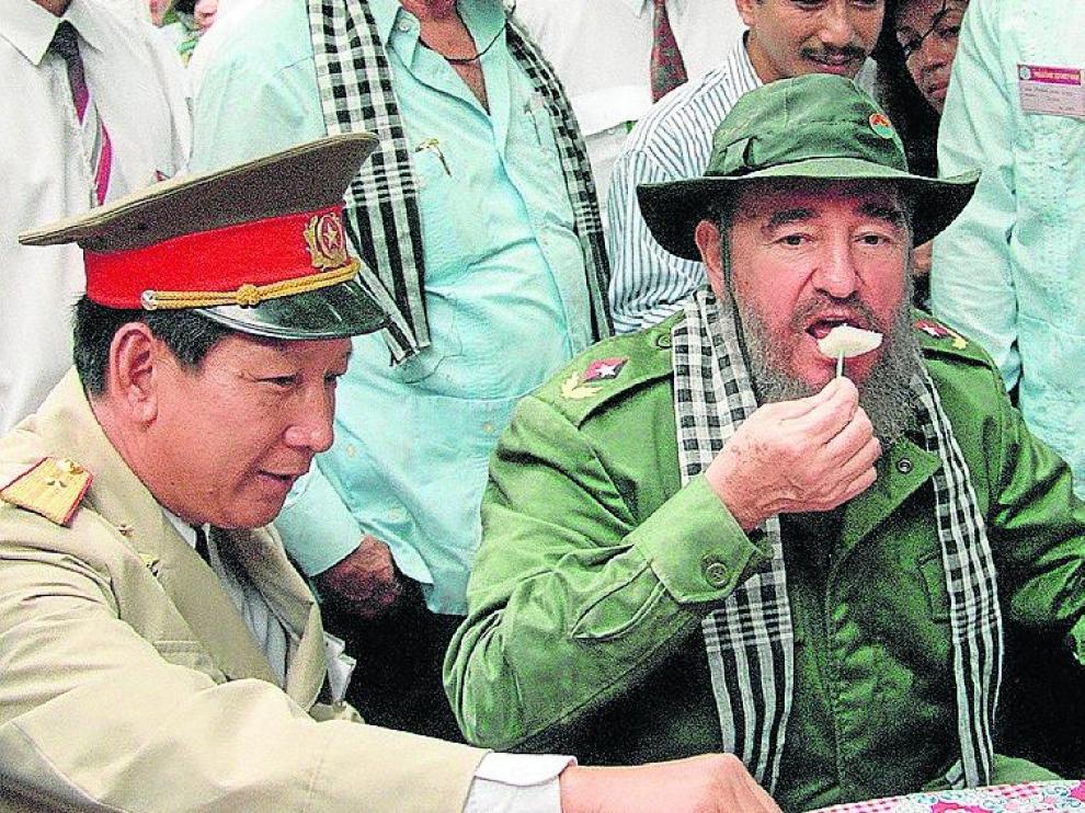 Fidel Castro probando una comida asiática durante una visita a Vietnam