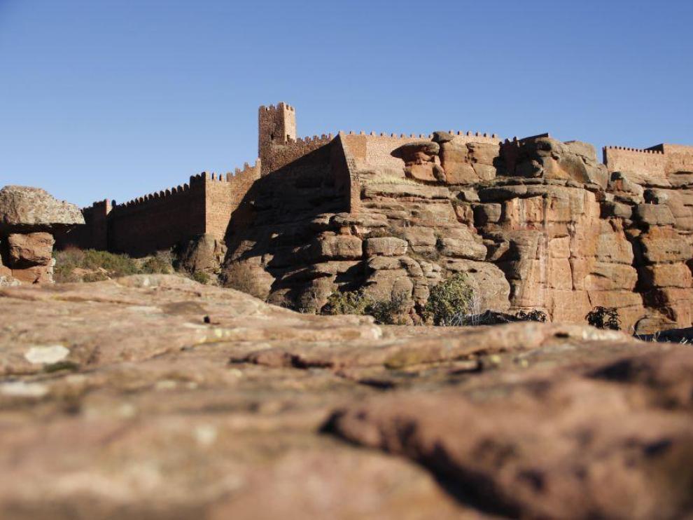 Un imponente castillo del siglo XIII de rodeno rojizo se alza en lo alto de la localidad turolense, en las faldas de la Sierra Menera.