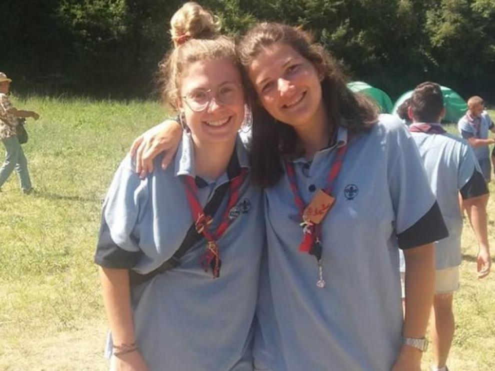 María Almunia, a la derecha, junto a una compañera de Scouts.