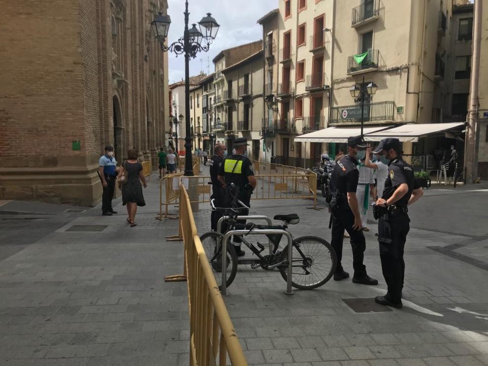 Policía Local y Policía Nacional controlando los accesos a la basílica de San Lorenzo de Huesca.