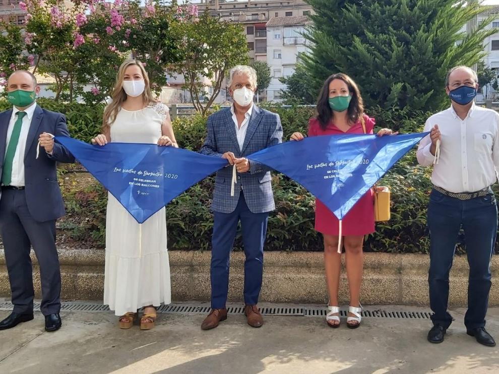 Representantes de Bantierra, de la AECC y de la AEB junto a la concejala de Fiestas en la presentación de la campaña 'Las fiestas de Barbastro en los balcones'.