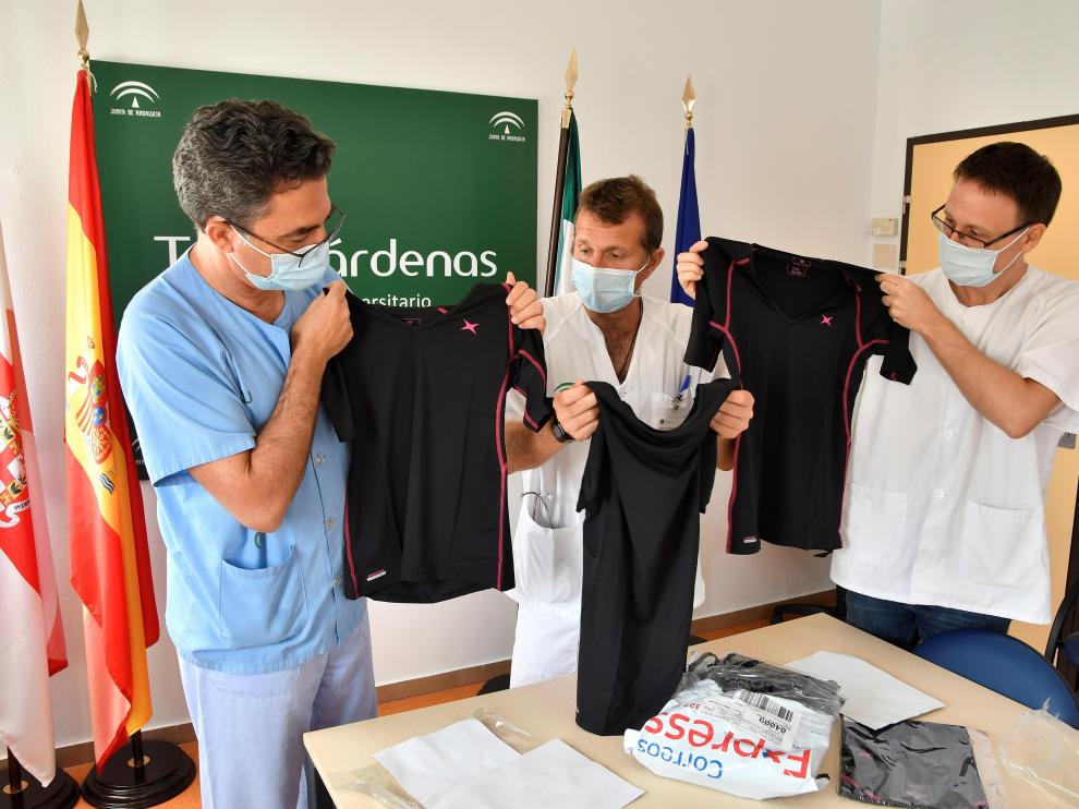 Los doctores Antonio Huente, José Antonio Morales y José Guirau, con las camisetas.