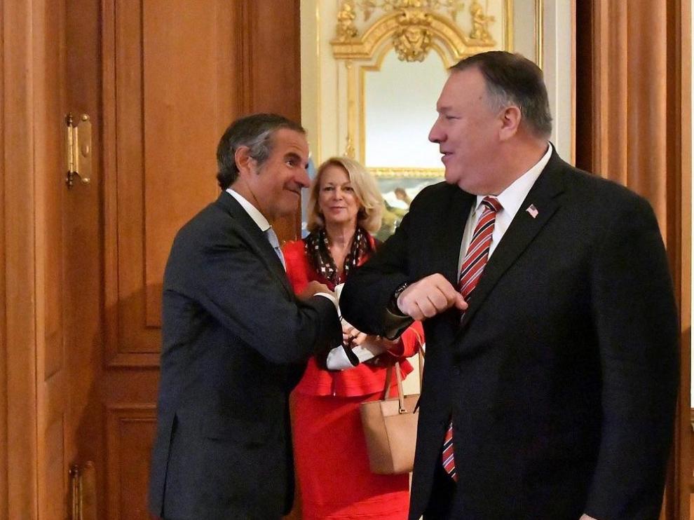 Pompeo (derecha) con el director del Organismo Internacional de Energía Atómica, Rafael Grossi.