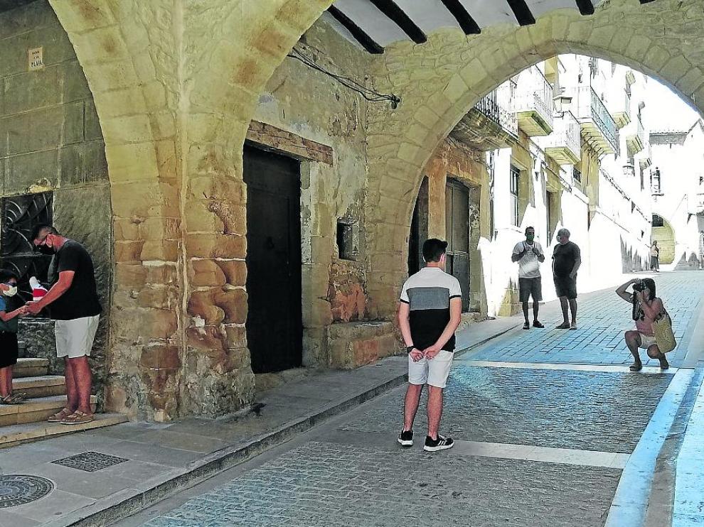 El turismo nacional y familiar está siendo el más numeroso. En la imagen, turistas en Calaceite.