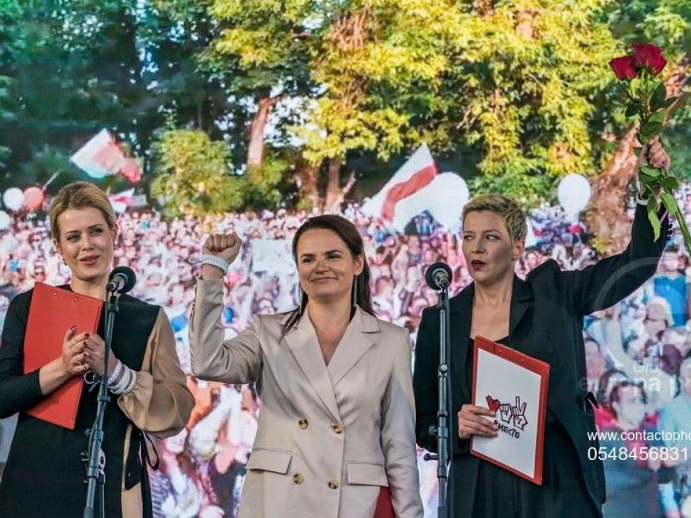 Las opositoras Svetlana Tijanovskaya, en el centro.
