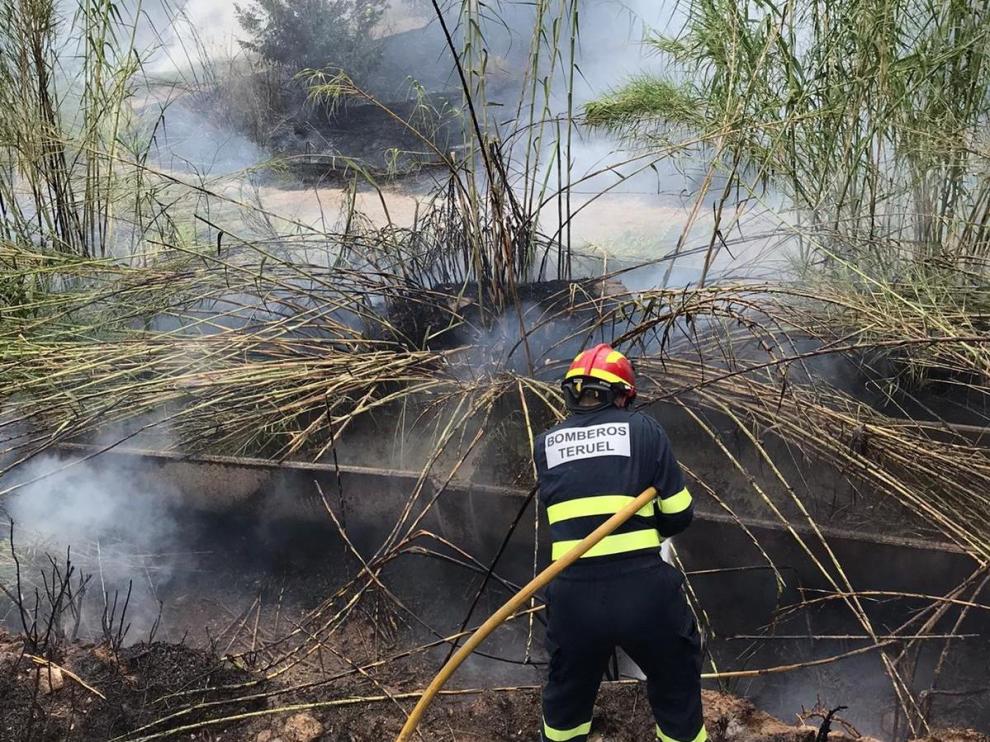Bomberos de Alcañiz trabajando en la extinción del fuego
