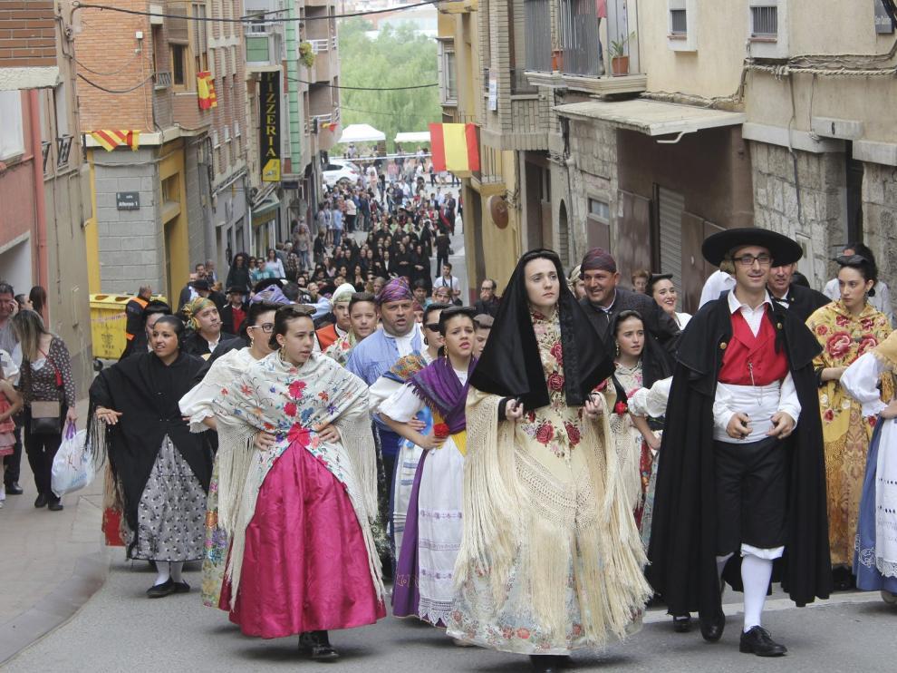 Hombres, mujeres de todas las edades, niños y niñas y hasta bebés salen a la calle para lucir el traje fragatino.