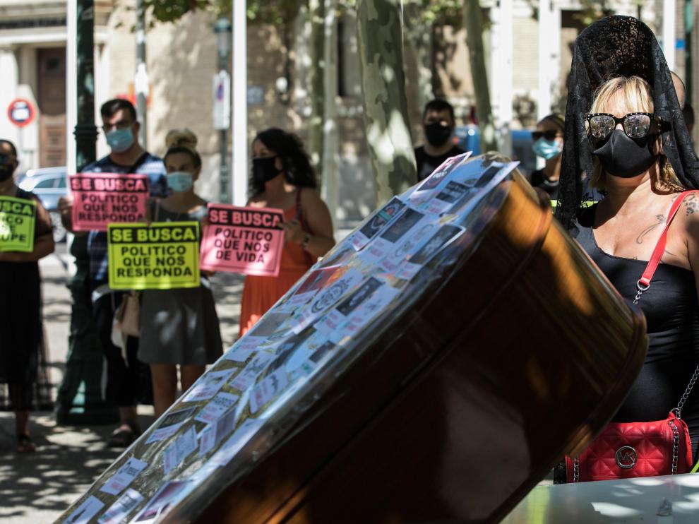 Los empresarios y trabajadores del ocio nocturno, ayer frente al Pignatelli