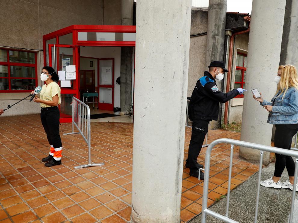Varias personas se someten a pruebas PCR en el centro de salud de Melide, en La Coruña, este miércoles.