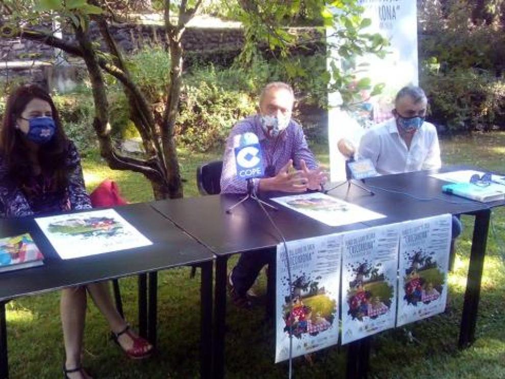 Ana Merino, el concejal Javier Acín y Manuel Vilas, ayer en los jardines del parque de San Lure de Jaca.