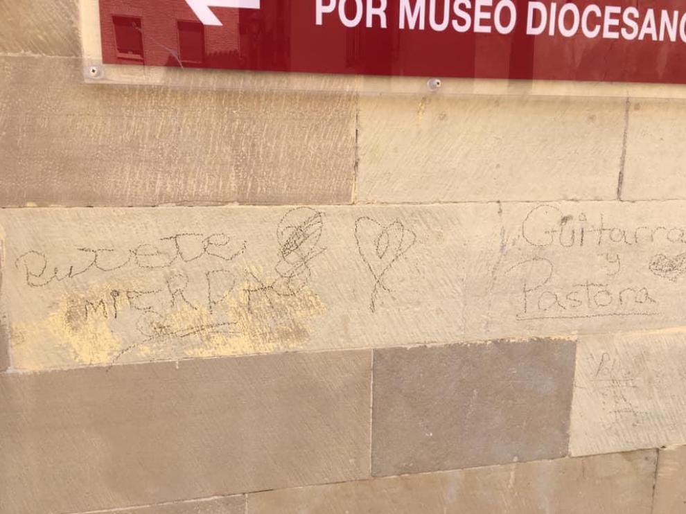 Los grafitis en la pared del Museo Diocesano de Huesca aparecieron a mediados de julio