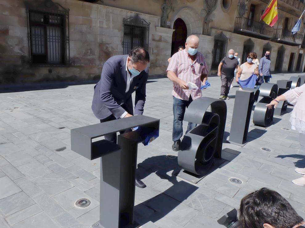Reunion del Ayuntamiento de Tarazona con las peñas de fiestas y reparto de pegatinas de la campaña '#YoNoCelebro'