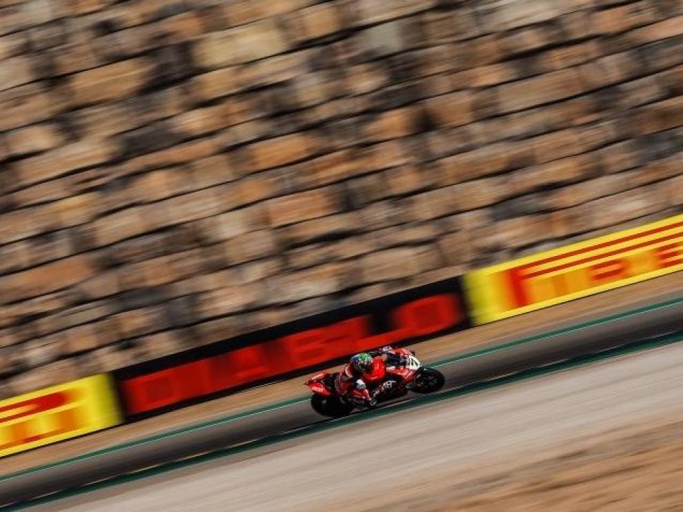 Chaz Davies (ARUBA.IT Racing-Ducati), en acción en la primera sesión de las Superbikes en Motorland