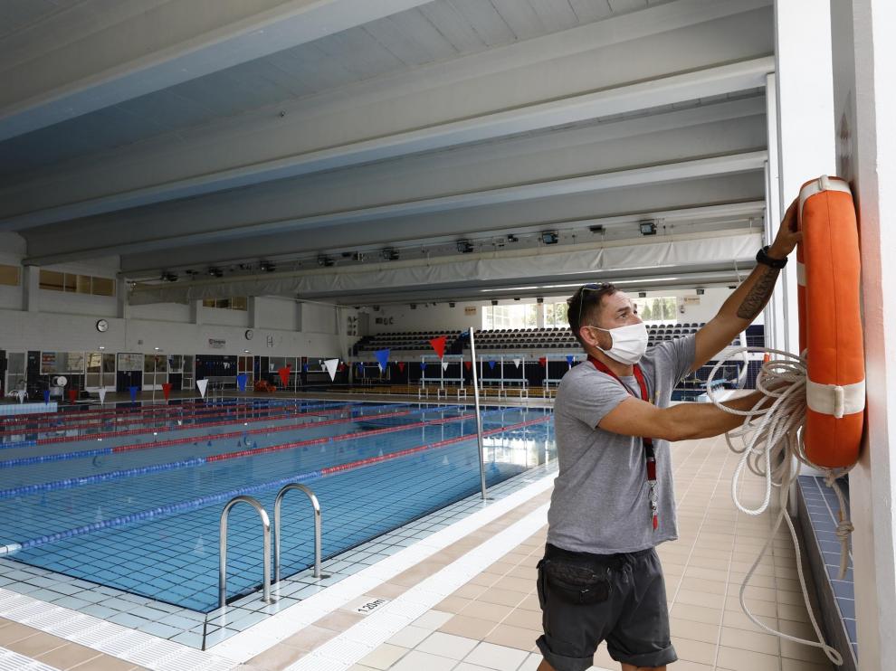 Preparativos en la piscina Alberto Maestro de Zaragoza