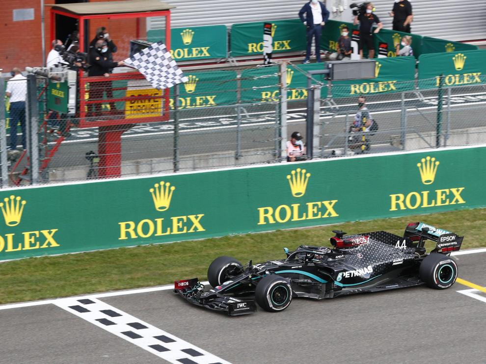 El Mercedes de Hamilton entra triunfador en la meta del Spa